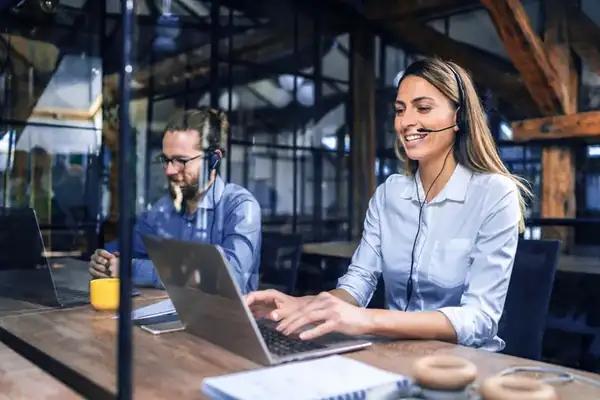 Equipe de atendimento da DB Garantias em ambiente corporativo